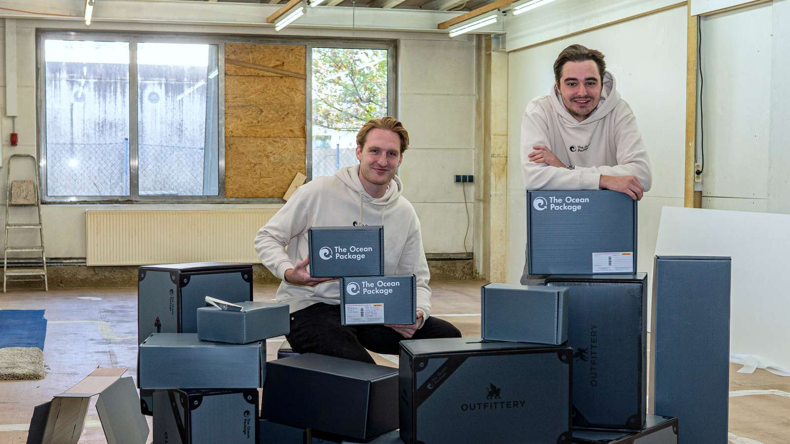 Bild von Jushua und Philip die Stolz verschieden Große Mehrwegversandboxen präsentieren, aus dem Münchner Merkur