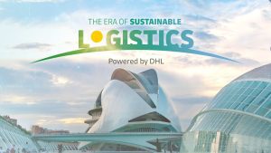 Futuristisches Gebäude mit geschwungenem Design unter einem bewölkten Himmel, darüber der Text "The Era of Sustainable Logistics Powered by DHL"