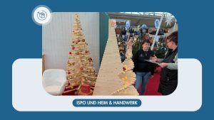 Holz-Weihnachtsbäume bei der Heim & Handwerk Messe in München, dekoriert mit nachhaltigem Weihnachtsschmuck, vor Besuchern und Ausstellern.