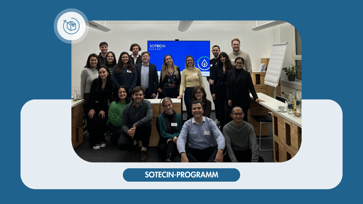 Gruppenfoto der Teilnehmer des SoTecIn-Programms in Stuttgart, mit Ocean Package und weiteren innovativen Unternehmen vor einer Präsentationsfolie.