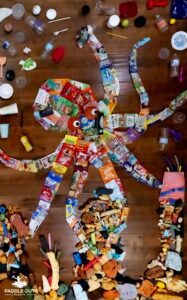 Riesiger Oktopus aus Snack-Verpackungen und Plastikmüll gefertigt, der die Verschmutzung der Ozeane durch Lebensmittelverpackungen darstellt.