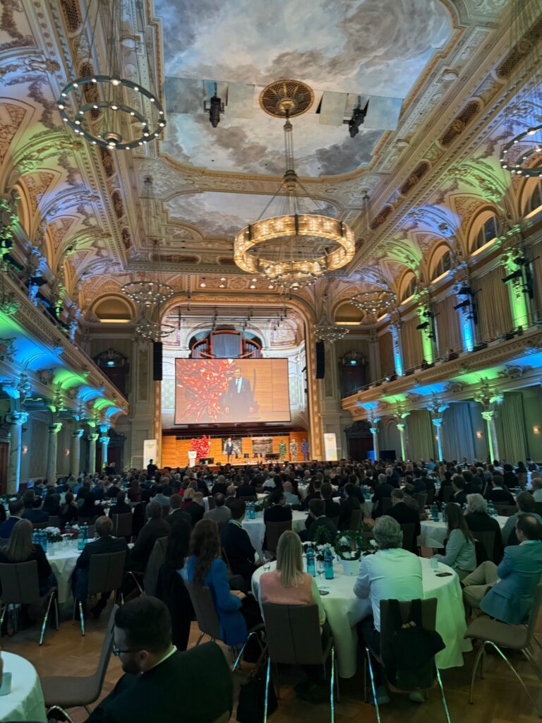 Teilnehmer im großen Saal des Reverse Logistics Accelerators in Wuppertal. Ein wichtiges Event zur Förderung der Circular Logistics.