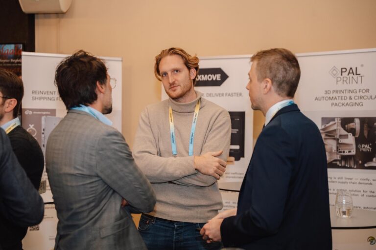 Joshua von The Ocean Package im intensiven Gespräch mit Branchenkennern auf dem Circular Valley Event in Wuppertal.