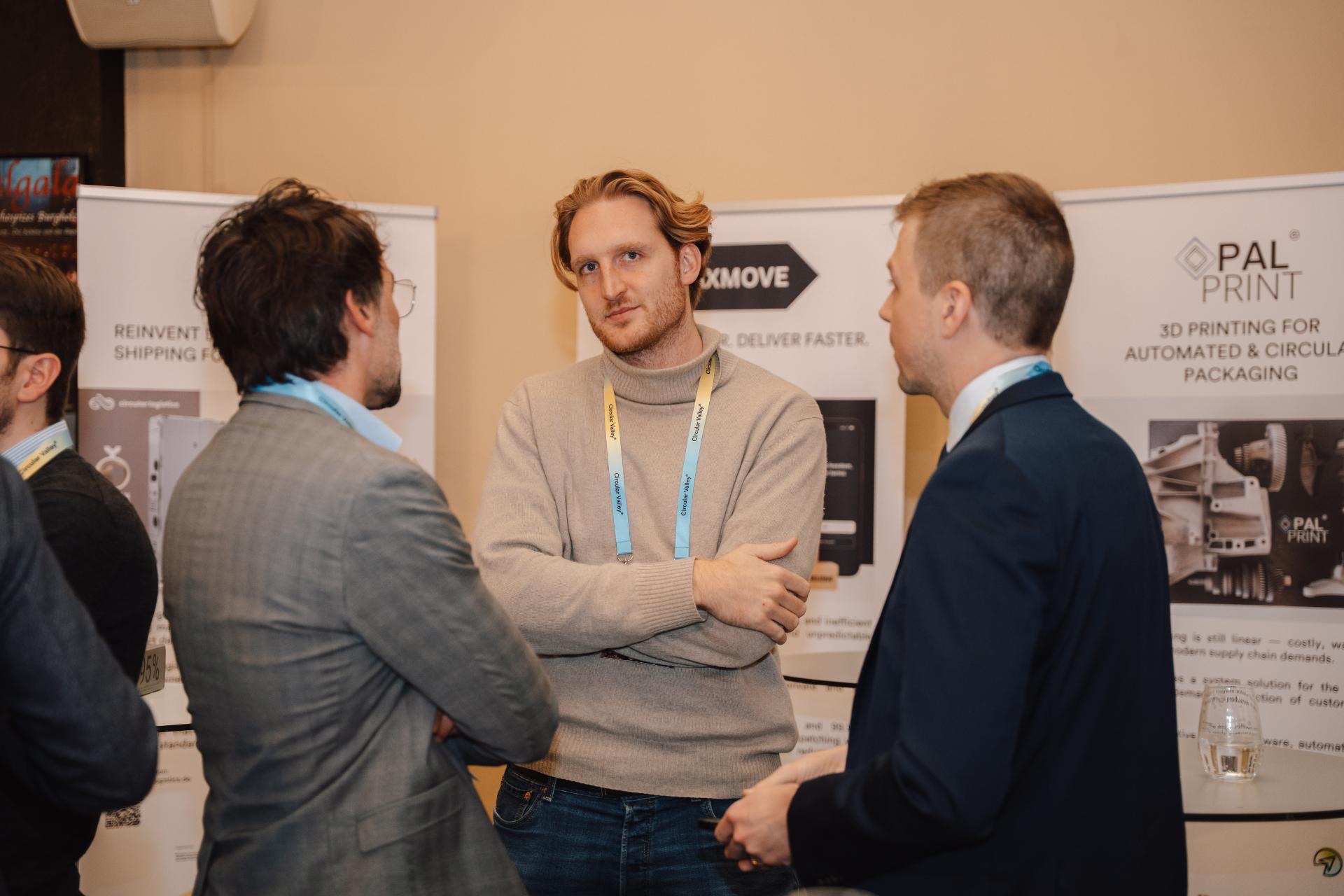 Joshua von The Ocean Package im intensiven Gespräch mit Branchenkennern auf dem Circular Valley Event in Wuppertal.