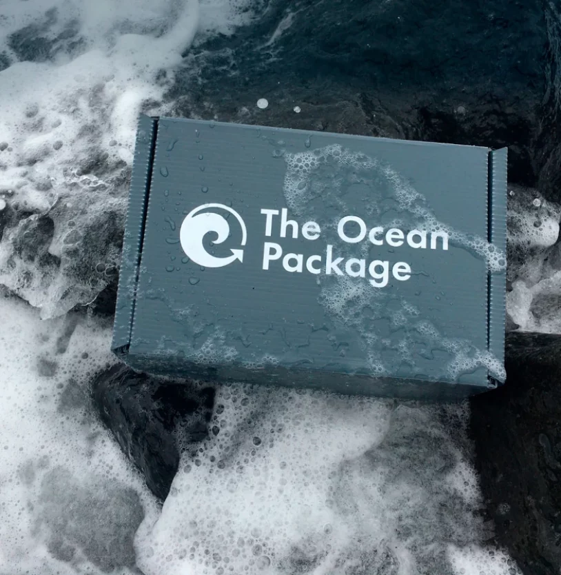 Mehrwegversandbox "The Ocean Package" am Strand